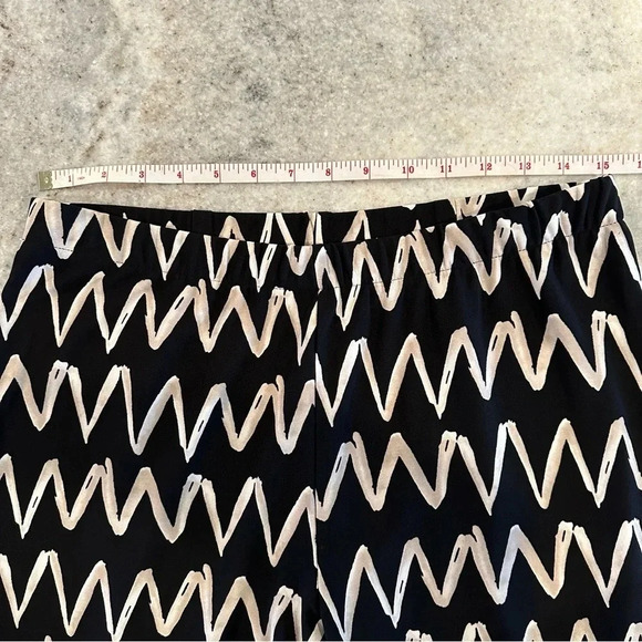 Chicos Tiered Traveler Pull-On Pants Wide Leg Chevron Print Black & Tan Size 8 - Picture 4 of 9